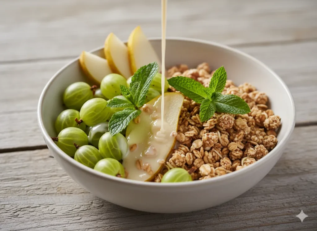 basische Frühstück 
Basisches Frühstück mit Stachelbeeren, Birne und gekeimtem Müsli in heller Schüssel auf Holztisch